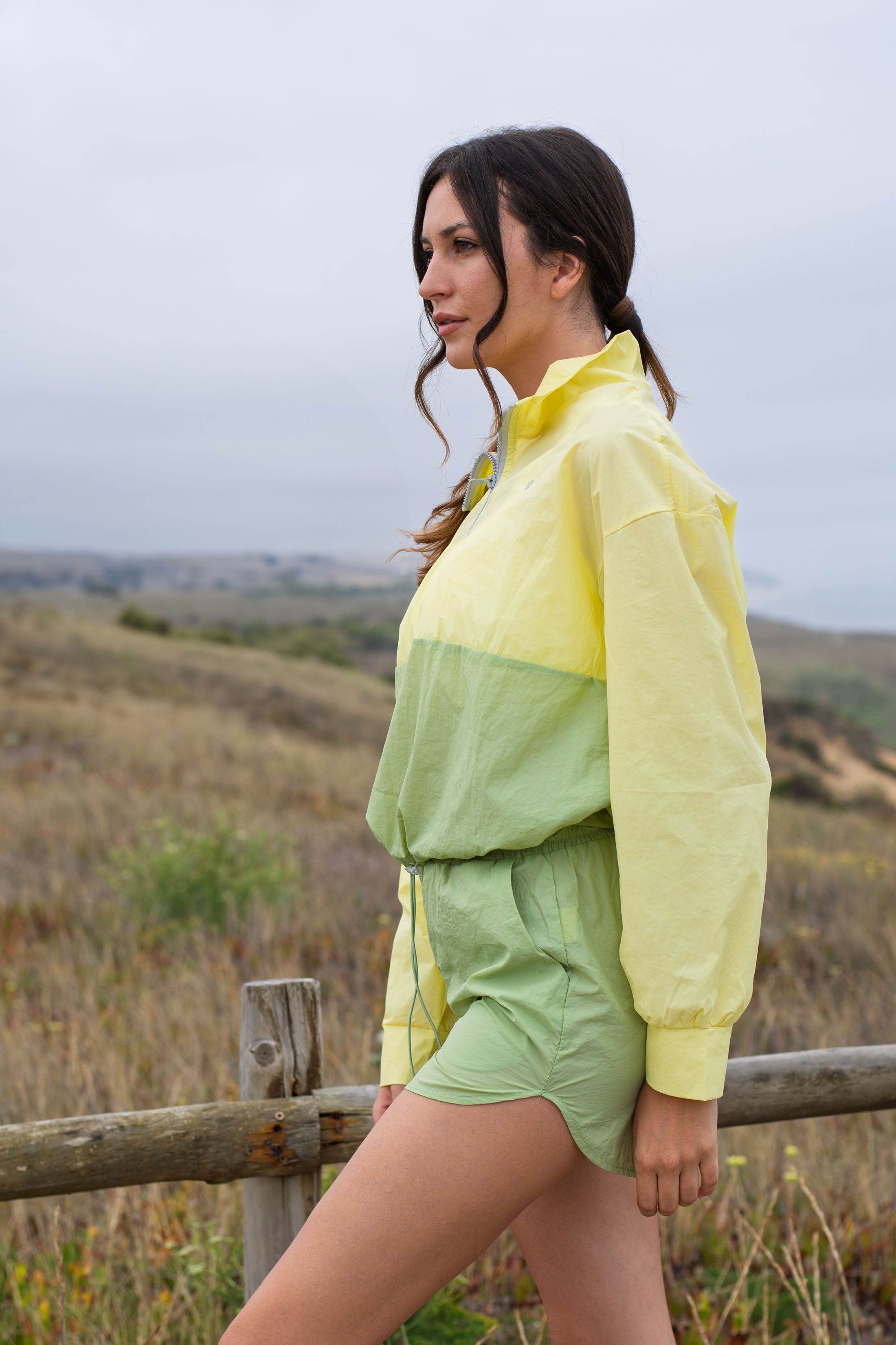 Casemiri Isabela set giacca e short donna Moonlime vista laterale in paesaggio naturale con staccionata