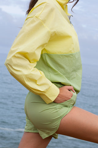 Casemiri Isabela set giacca e short donna Moonlime dettaglio laterale con mano in tasca