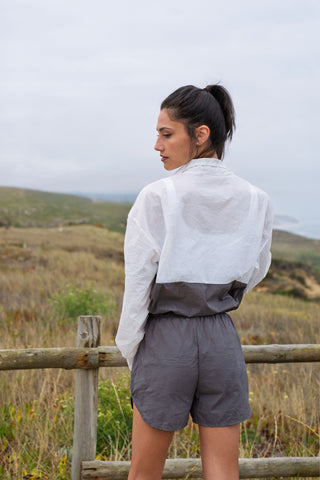 Casemiri Isabela set giacca e short donna White Graphite vista posteriore con prato e staccionata sullo sfondo