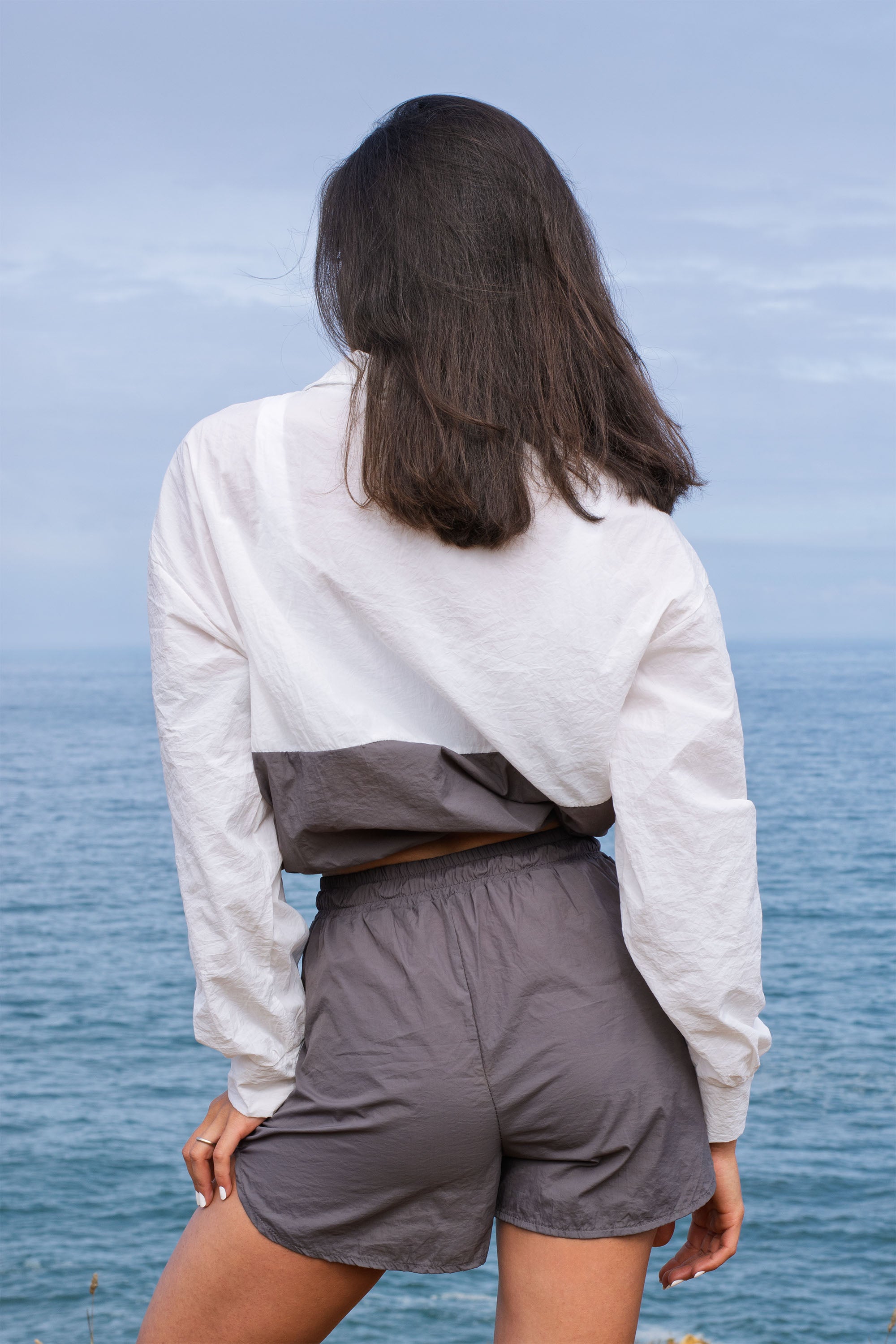 Casemiri Isabela set giacca e short donna White Graphite vista posteriore con mare sullo sfondo