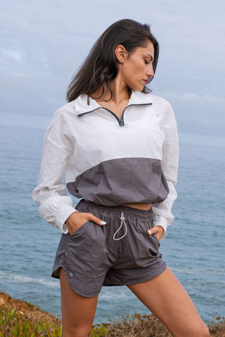 Casemiri Isabela set giacca e short donna White Graphite vista frontale con mani in tasca