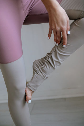 Casemiri Lamu set activewear donna Iris Fog dettaglio gamba con passante sotto il piede