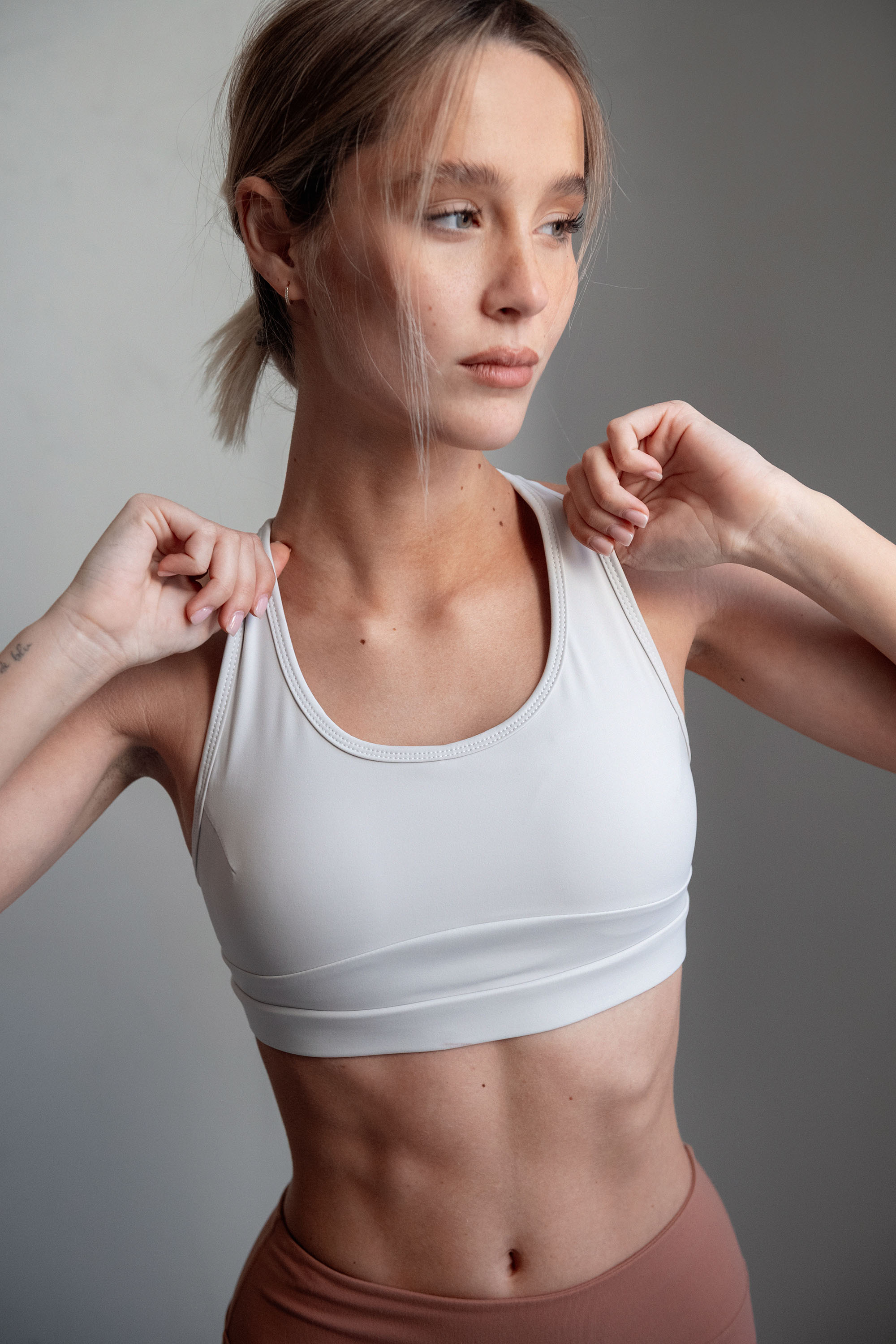 Casemiri Lamu set activewear donna Umber Coffee dettaglio reggiseno sportivo vista frontale