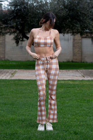 Set activewear donna Vashee luce d’ambra con leggings a zampa e laccio in vita, dettaglio frontale